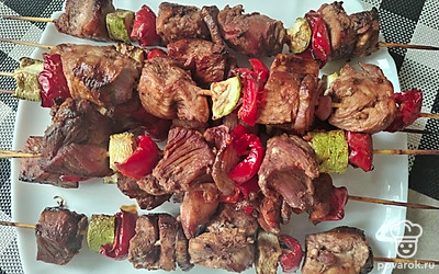 Подаем шашлычки к столу со вкусным соусом. У меня домашний кетчуп, у вас может быть любой другой.