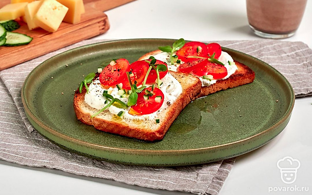Тост со сметанно-чесночным соусом — Рецепт с фото