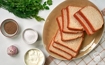 Чеснок почистите, вымойте, пропустите через пресс или натрите на мелкой терке. Зелень и редис для подачи вымойте, обсушите на бумажных полотенцах. Зелень измельчите, редис нарежьте кружочками.