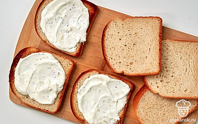 Подготовьте тост к подаче. Подсушите хлеб в тостере или на сковороде. Выложите на ломтики сметано-чесночный соус.