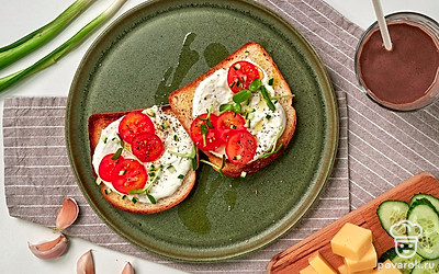 Тост со сметанно-чесночным соусом перед подачей оформите кружочками редиса.