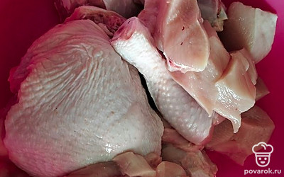 Курицу помыть, нарезать на кусочки.