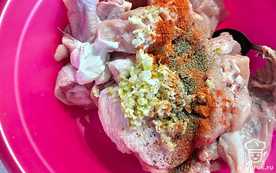 Добавить майонез, специи, уксус, соль, перец по вкусу, выдавить чеснок и все хорошо перемешать. Дать постоять минимум 1 час. 