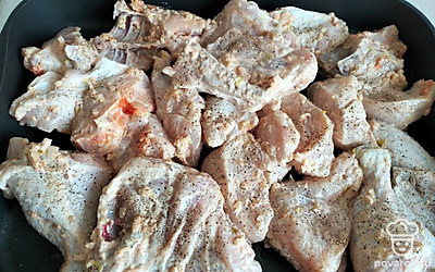 Выложить шашлык на противень, включить функцию «гриль» при 200 градусах и оставить на 35-40 минут. Время от времени переворачивать. Можно просто пожарить на углях.