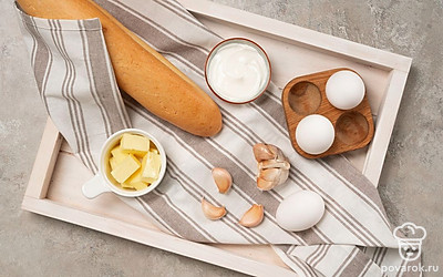 Хлеб нарежьте на ломтики толщиной 1-1,5 см. Чеснок очистите и пропустите через пресс. Укроп ополосните и мелко порубите.