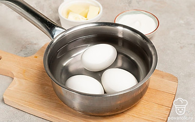 Отварите яйца. В кастрюлю опустите яйца, залейте водой, доведите воду до кипения и варите 8-10 минут. Сваренные яйца сразу после приготовления опустите в холодную воду. Затем очистите от скорлупы и натрите на мелкой терке.