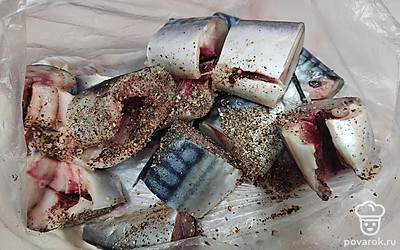 Рыбу чистим, режем кусочками примерно по 5 сантиметров. Выкладываем в пакет. Добавляем специи и соевый соус. Перемешиваем. Оставляем минимум на 1 час.