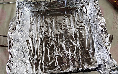 Решетку покрываем фольгой в несколько слоев. 