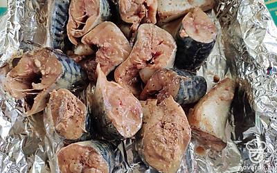 На фольгу выкладываем рыбу. 