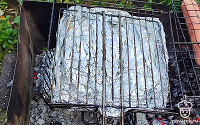 Рыбу закрываем фольгой. Отправляем на мангал.