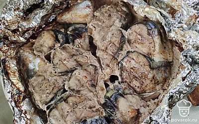 Запекаем примерно 30 минут, периодически поворачивая. 