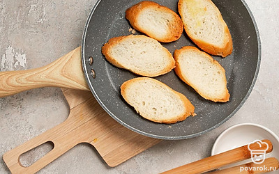 Обжарьте тосты. Раскалите сковороду и растопите на ней кусочек сливочного масла. Выложите несколько кусочков хлеба и обжаривайте с каждой стороны по 1-2 минуты. Чтобы получить хрустящие и более подсушенные тосты, жарьте на медленном огне 2-4 минуты. Обжарьте остальные ломтики.