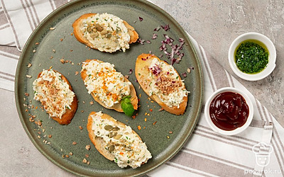 На обжаренные кусочки хлеба выложите яичную начинку и украсьте рубленой зеленью. Подавайте к столу сразу после приготовления.