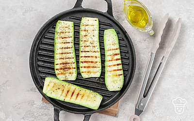 Сковороду-гриль смажьте маслом. Выложите кабачки и жарьте по 2-3 минуты с каждой стороны.