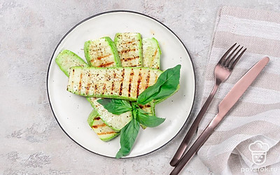 Подать кабачки-гриль можно с крупно нарезанными овощами и любимым соусом. 