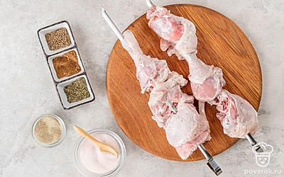 Разожгите мангал. Дождитесь, когда угли начнут тлеть. Насадите мясо на шампур и жарьте над тлеющими углями до готовности. Постоянно переворачивайте. 