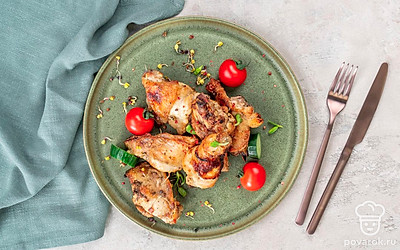 Шашлычок получится особенно вкусным, если подать его со свежими овощами.