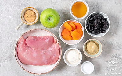 Помойте и тщательно обсушите мясо. Промойте и замочите на 10 минут в кипятке сухофрукты. Вымойте яблоко, уберите у него сердцевину. Приготовьте форму для запекания и шпажки или шампуры. 