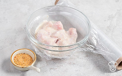 Сделайте маринад, смешав майонез, мед, горчицу, специи для шашлыка и соль. Мясо нарежьте на средние кусочки и опустите в маринад. Перемешайте, чтобы мясо было хорошо покрыто соусом. Затяните пленкой и оставьте на два часа или на ночь в холодильнике. 