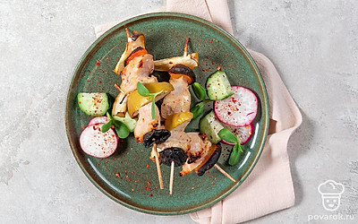 Подайте шашлык на красивой тарелке на шампурах или сняв с них. Дополните мясо любыми овощами, свежими или приготовленными на пару. 