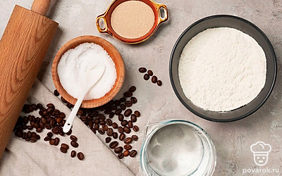 Подготовьте кухонные весы, миску или кастрюлю на 3 литра и необходимые ингредиенты. Нагрейте 2 ст. л. воды до 40 градусов. Смешайте дрожжи и 2 ст. л. муки, влейте теплую воду и перемешайте. Оставьте опару в теплом месте на 20 минут.