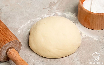 Начните замешивать тесто. В миске на 3 литра смешайте муку и соль, добавьте опару и начните аккуратно размешивать. Постепенно порциями вливайте холодную воду, не переставая мешать тесто. Мешайте 7-10 минут, пока тесто не станет эластичным.