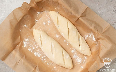 Замесите тесто. Вымешивайте тесто руками еще 15 минут или 7 минут миксером на средней скорости. После этого смажьте миску растительным маслом, положите в нее тесто и поставьте в теплое место. Через 60-120 минут тесто увеличится в объеме в три раза.