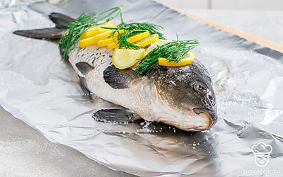 Рыбу тщательно натрите со всех сторон солью, затем положите ее на фольгу. Нарежьте полукольцами лук, разложите по рыбе вместе с укропом. Сбрызните лимонным соком и оливковым маслом. Заверните края фольги, чтобы рыба была полностью закрыта.