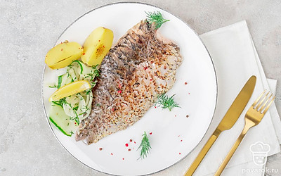 Подавайте рыбу с гарниром из картофеля и любимыми соусами. 