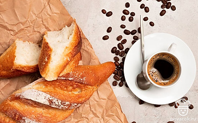 Остудите багеты на решетке перед подачей, но не накрывайте полотенцем, иначе хрустящая корочка может размякнуть. Подавайте багет с кофе к завтраку.