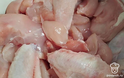 Курицу помыть, разделать на небольшие куски.