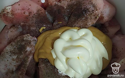 Добавить горчицу, майонез. Хорошо перемешать и оставить мариноваться на 2 часа. Развести костер. Подождать, пока прогорят дрова, выложить шашлык на решетку и поставить на мангал. Переворачивать каждые 5 минут. Готовить до золотистого цвета.