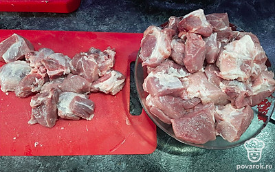 Нарезаем свиную шею на крупные ровные куски кубической формы (4 на 4 сантиметра). Натираем солью и перцем. 