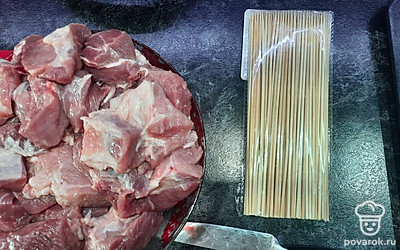 Шея мягкая, она не требует маринования. Поэтому сразу можно приступать к запеканию. Готовим деревянные бамбуковые шпажки, можно их предварительно замочить в воде.