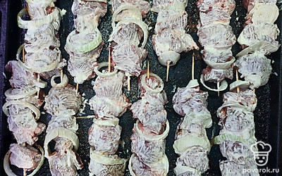 Нарезаем лук кольцами. Насаживаем куски мяса на шпажки чередуя с кольцами лука. Противень смазываем маслом, шпажки укладываем на противень, оставляя расстояние для равномерного циркулирования горячего воздуха. Смазываем мясо и лук майонезом для появления красивой золотистой корочки.