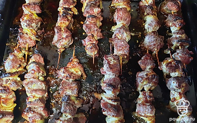 Запекаем наши шашлычки в духовке (до готовности и поджаристой корочки) 30-40 минут при 220 градусах.