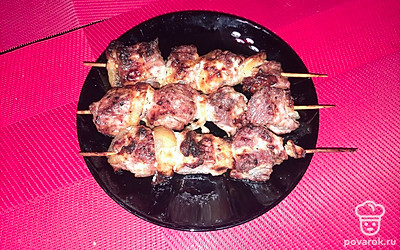 Подаем как самостоятельное блюдо. Можно добавить кавказский томатный соус и горячую лепешку — матнакаш.