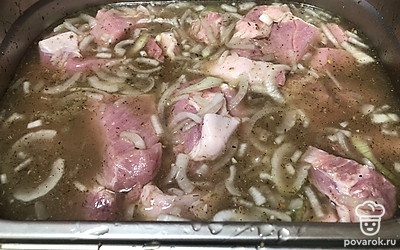 Залить мясо яблочным соком и оставить на 2 часа.