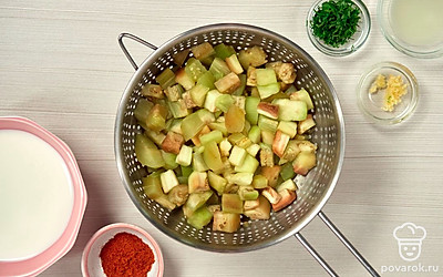 Приготовьте баклажаны. В кастрюле вскипятите воду, добавьте соль, положите баклажаны и отваривайте на небольшом огне в течение 7-10 минут. Затем откиньте на дуршлаг и остудите.