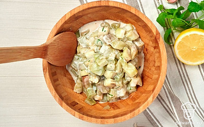 Соедините основы. Как только баклажаны остынут, залейте их соусом, перемешайте и поставьте в холодильник на несколько часов.