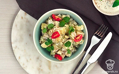 Салат из баклажанов с йогуртом выложите в красивый изящный салатник и подавайте к столу в охлажденном виде.