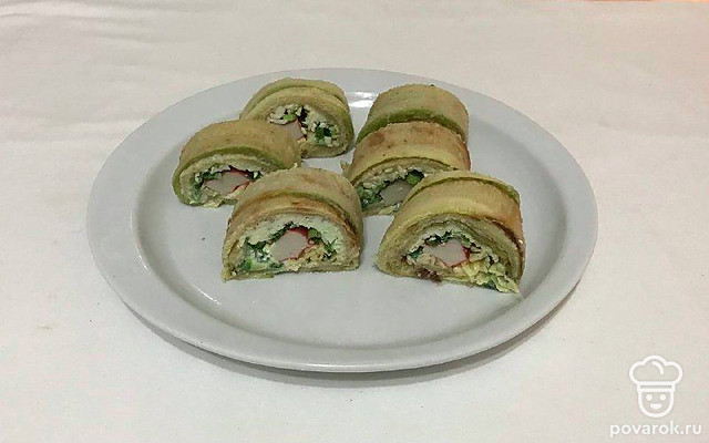 Легкие кабачковые рулеты с крабовыми палочками, сыром и яйцом — Рецепт с фото