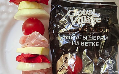 Нанижите на шпажку маринованное куриное филе, болгарский перец, репчатый лук, кабачок и томаты черри. Поставьте в разогретую духовку.