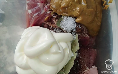 К мясу добавить майонез.