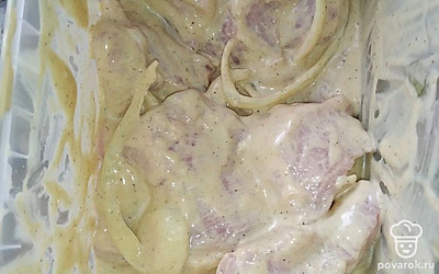 Тщательно обмазать мясо маринадом и оставить в холодильнике на 8 часов. По истечении этого времени, мясо можно жарить на мангале до готовности.