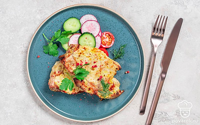 Свиная корейка на мангале будет особенно вкусной со свежими летними овощами и любимым соусом. 