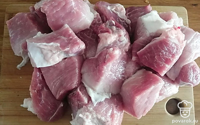 Мясо хорошо помыть и нарезать на порционные куски. 