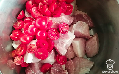 Добавить помидоры к мясу. 