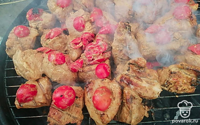 Готовить мясо на решетке над углями.