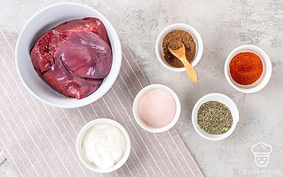 Тщательно промойте печень, очистите от прожилок и пленок. Еще раз промойте и хорошо обсушите. Приготовьте мангал, угли, розжиг.